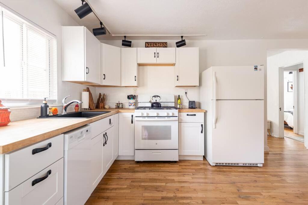 House With Great Beds, Full Kitchen, Fenced Yard Villa Albuquerque Exterior photo